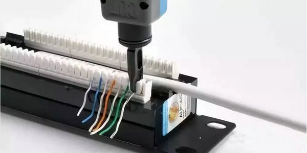 網(wǎng)絡(luò)配線架打線刀把網(wǎng)線壓接并剪切好