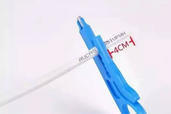 網(wǎng)線放入剝線刀口，預(yù)留40MM長度