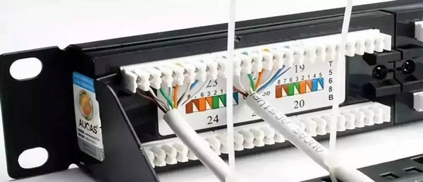 網(wǎng)絡(luò)配線架扎帶把網(wǎng)線固定在托線架上